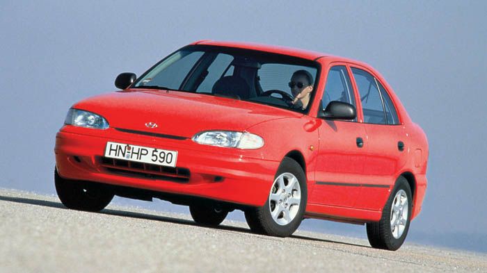 Το σημερινό i30 2ης γενιάς αντανακλά την συνολική εξέλιξη της Hyundai,  όχι μόνο στην κατηγορία. 
Το Accent (δεξιά), τα ξεκίνησε όλα το 1994.